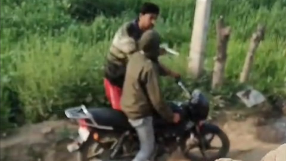 Chitta sold openly in Beed Pond Bathinda video goes viral