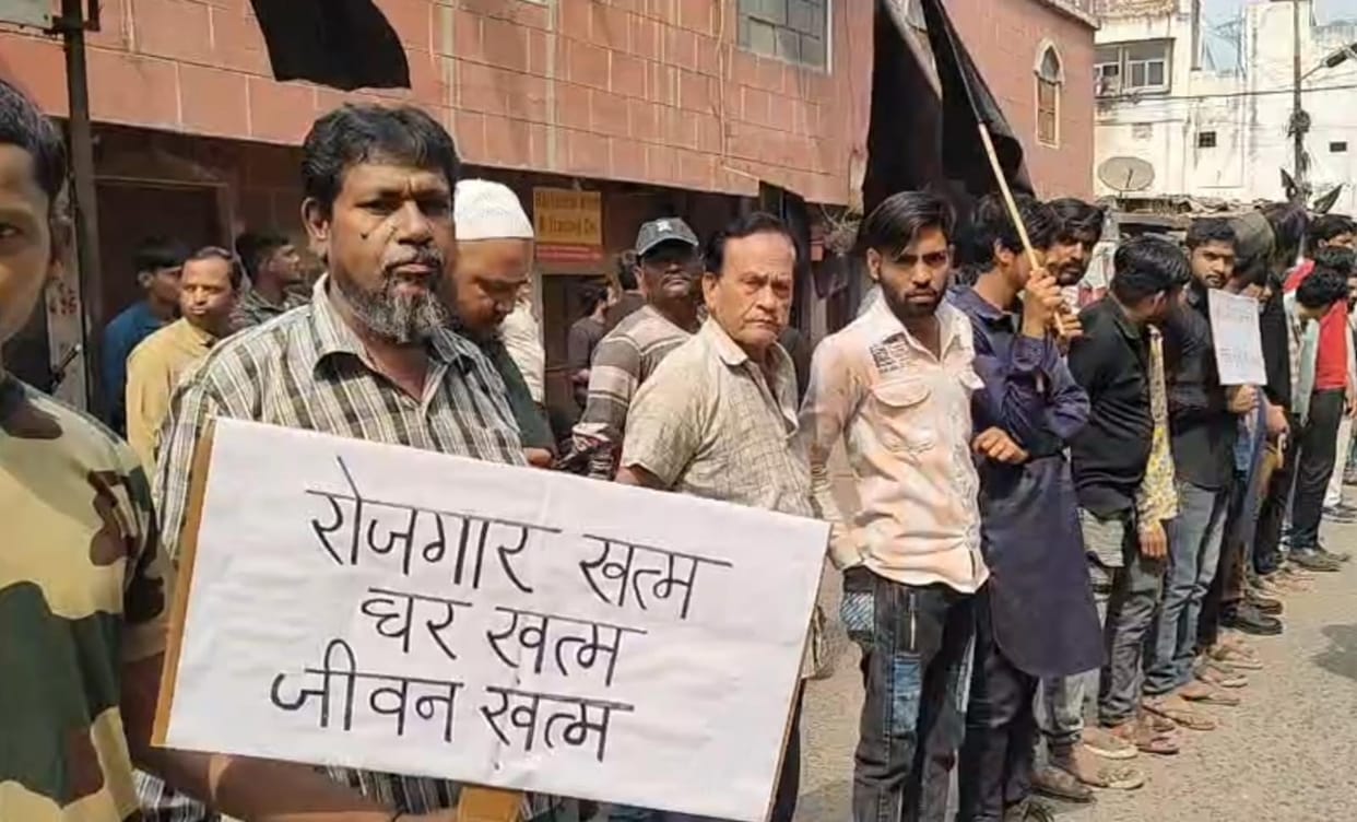 Indore: Protest against road construction in Chandan Nagar, women wave black flags.