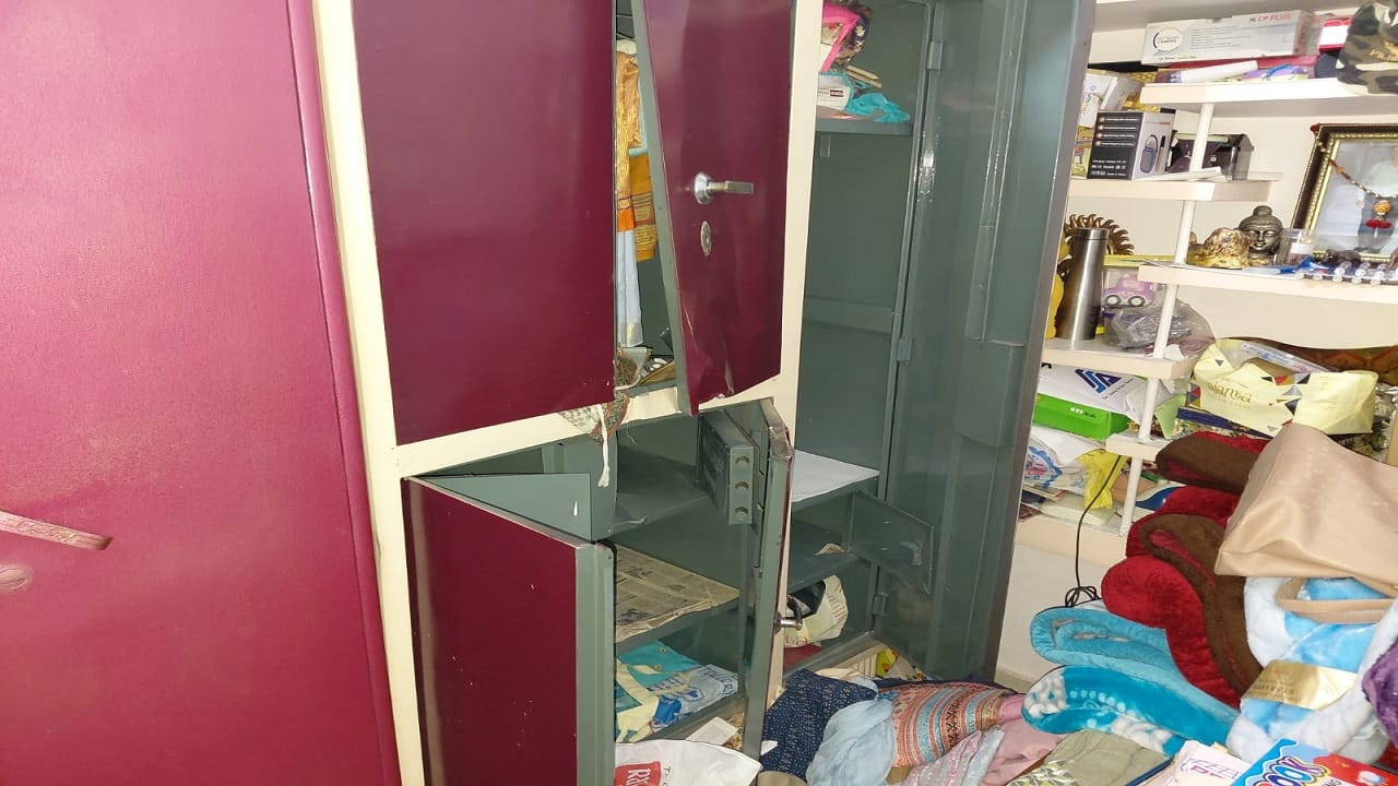 Goods worth lakhs including cash and jewellery stolen by breaking the locks of the house in Pilibhit