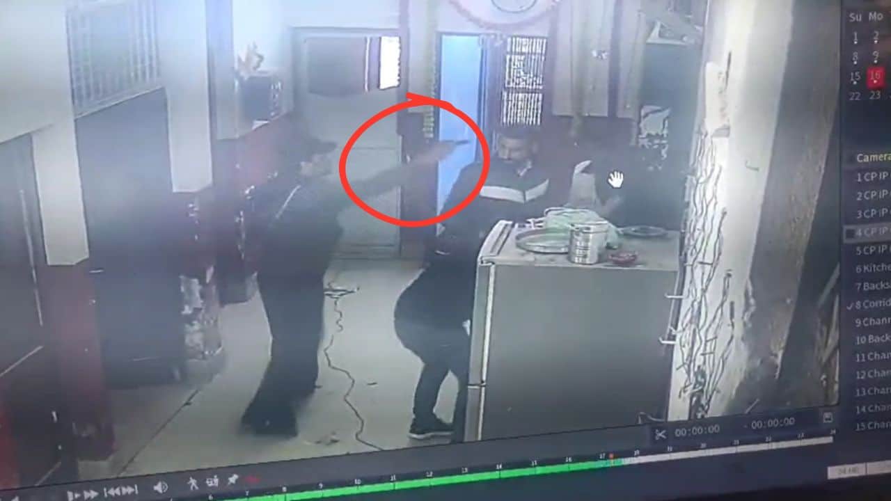 सीसीटीवी फुटेज में पुलिस पर देसी कट्टे से फायर करता एक हमलावर।