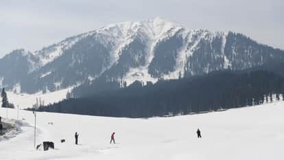Snow, rainfall continue to lash Kashmir for second day: Officials Srinagar