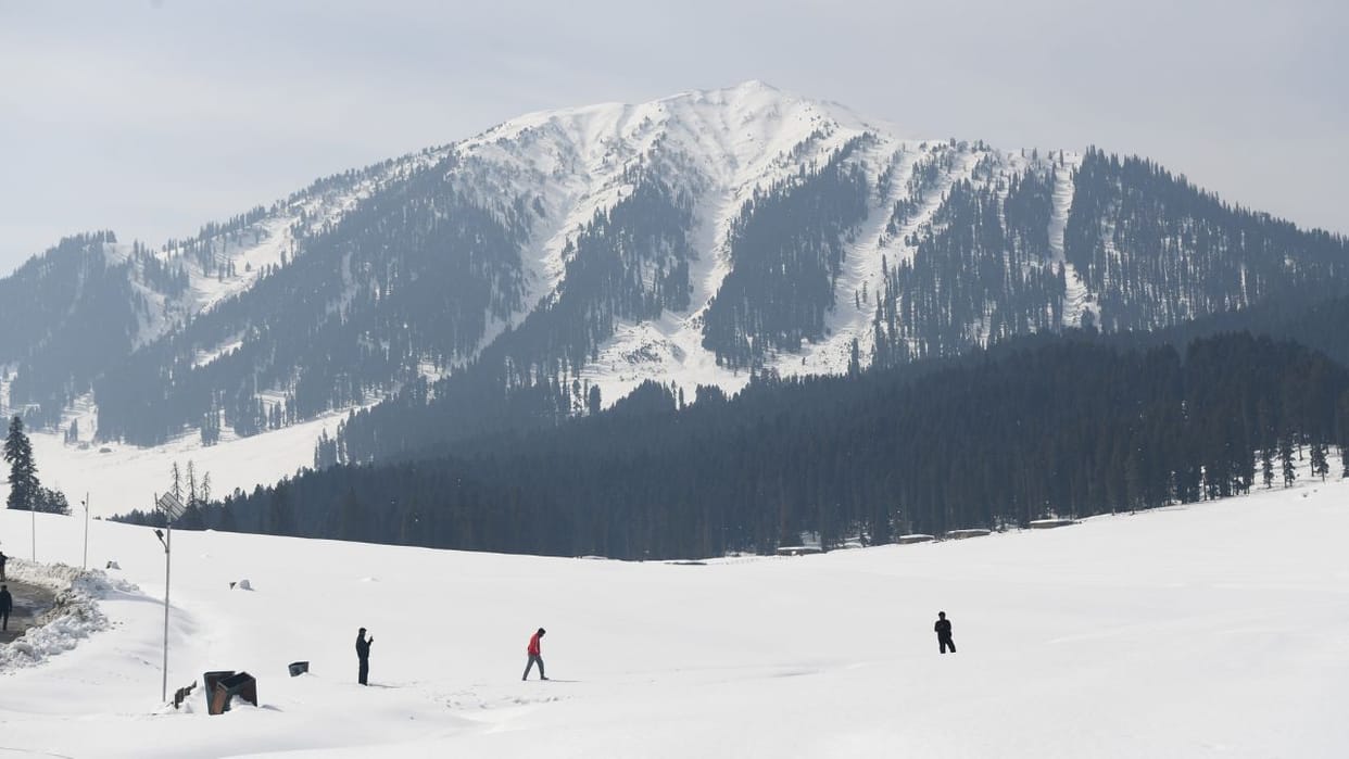 Snow, rainfall continue to lash Kashmir for second day: Officials Srinagar