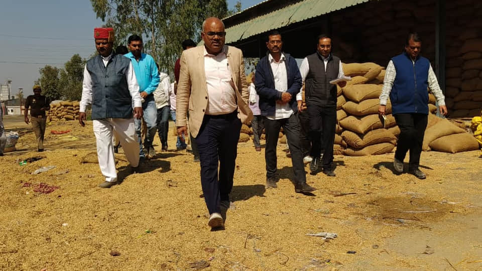 धान क्रय केंद्र का जिलाधिकारी ने किया निरीक्षण