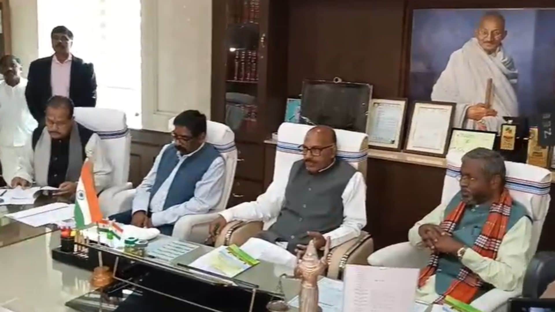 विधानसभा अध्यक्ष के साथ बैठक में मौजूद सीएम सोरेन व नेता प्रतिपक्ष बाबूलाल मरांडी