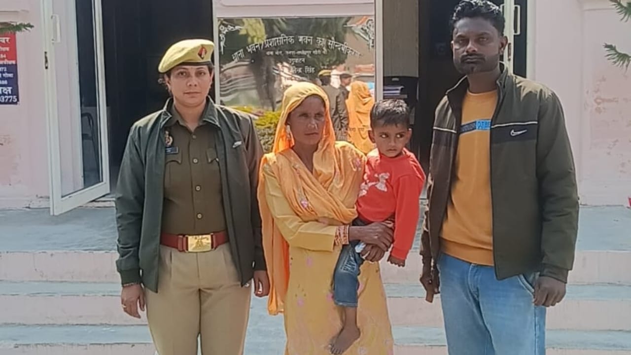 महिला की गोद में मासूम बच्चा