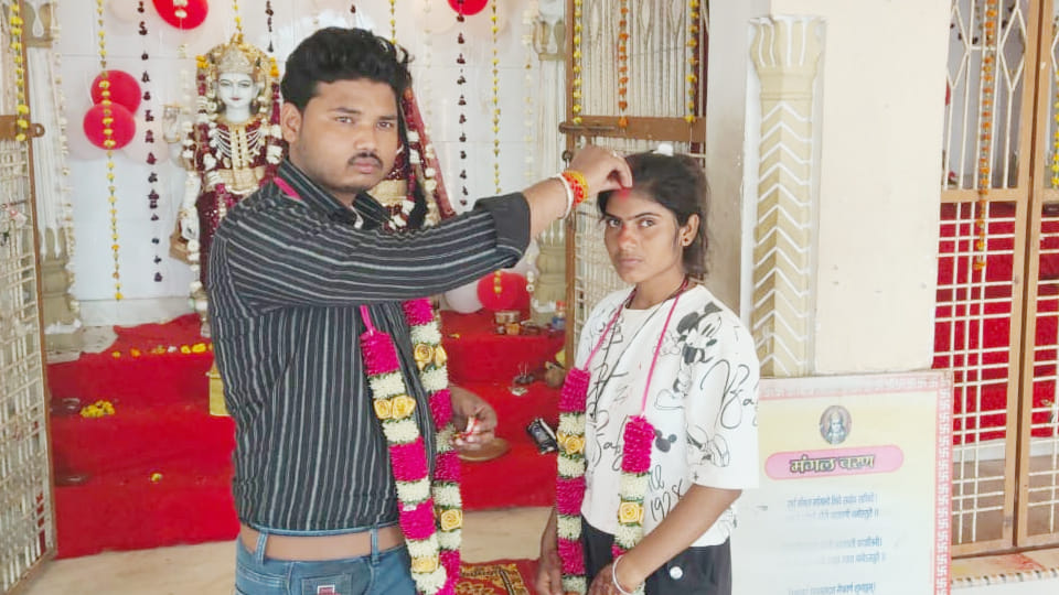 Hamirpur: When family members became an obstacle in love, they got married in temple and garlanded each other