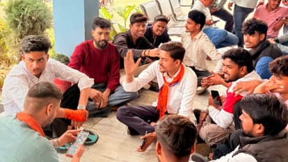 admit cards of three students withheld for non-payment of fees commotion in private school in Bareilly