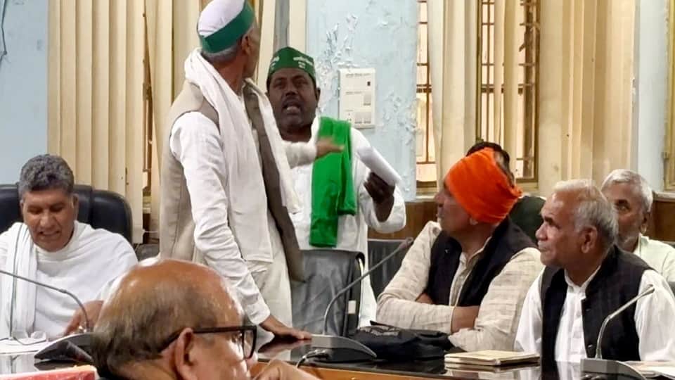 भाकियू नेताओं में होती नोकझोंक।