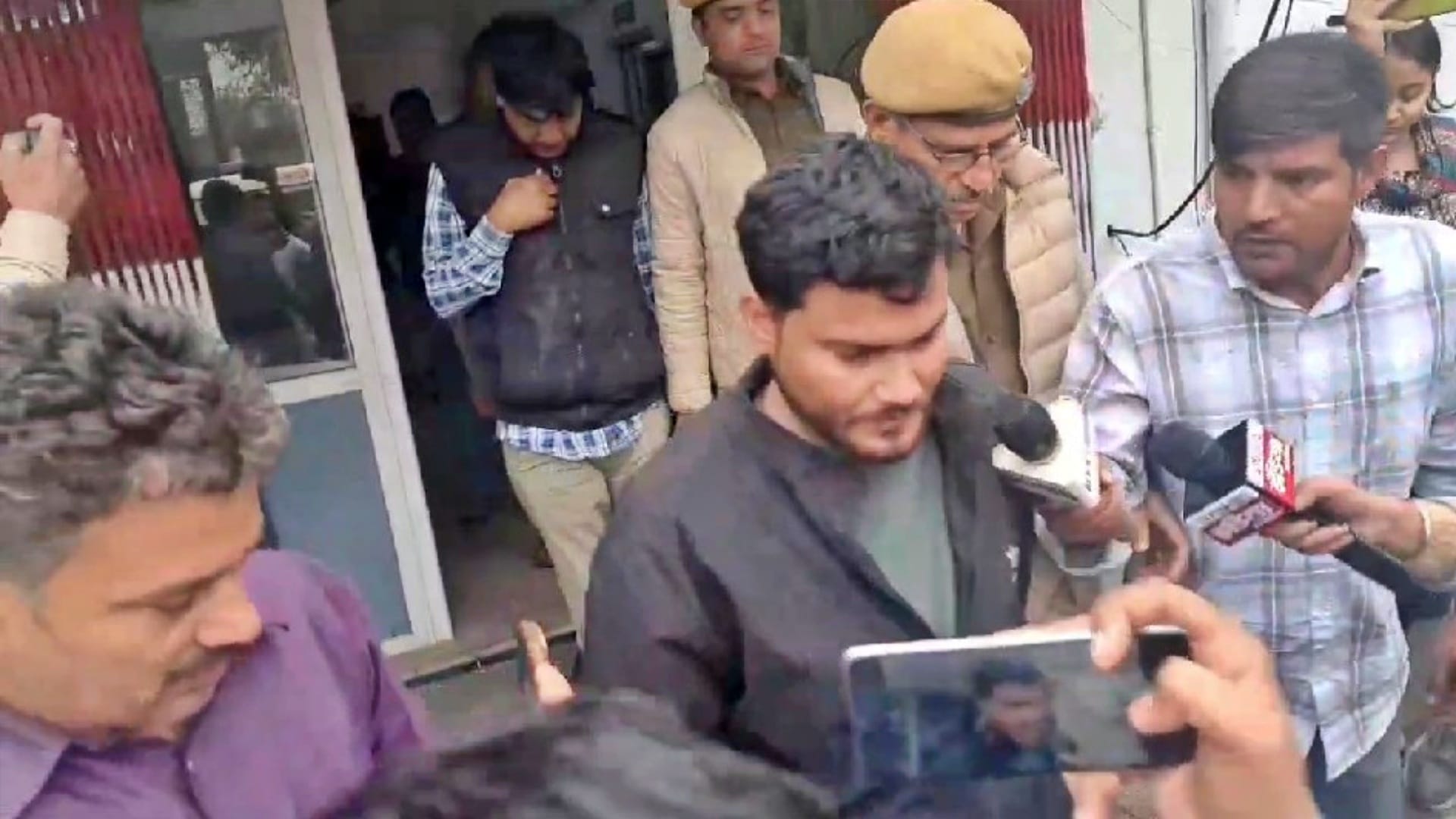 अवैध फैक्टरी के मालिक और प्रबंधक को ले जाती पुलिस