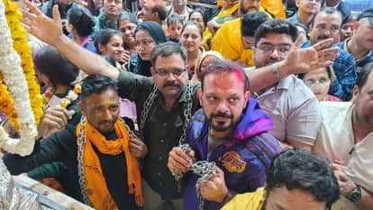 बांकेबिहारी मंदिर में ताला खुलने के बाद खुशी मनाते श्रद्धालु।