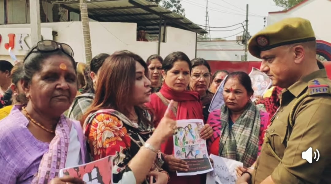 protest was held by the BJP Mahila Morcha regarding the incident that happened with athree year old girl.