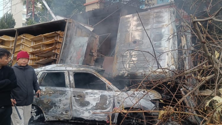 Dehradun News: कार के ऊपर गिरा ट्रक गिरने से लगी आग, दमकल की टीम  मौके पर पहुंची, कड़ी मशक्कत के बाद बुझाया