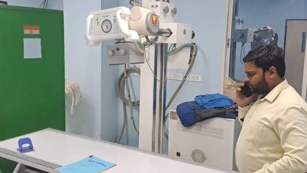 Dirty toilet water filled in X-ray ward of Model Hospital staff upset gopalganj bihar