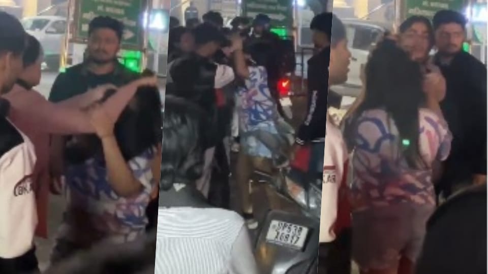 Two women got into a fight on Indirapuram road