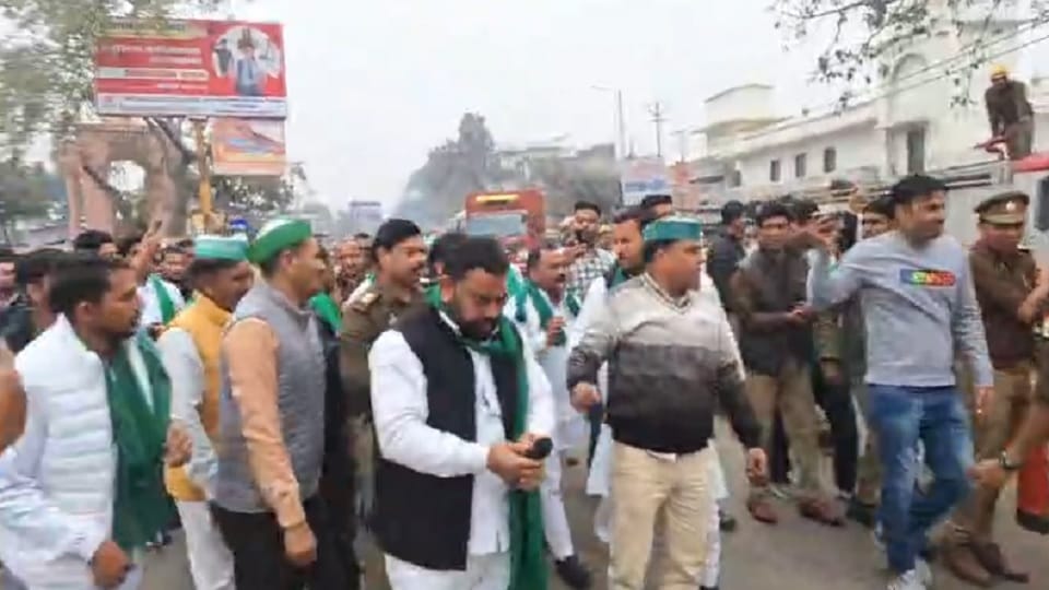 Hapur News Farmer tried to set himself on fire