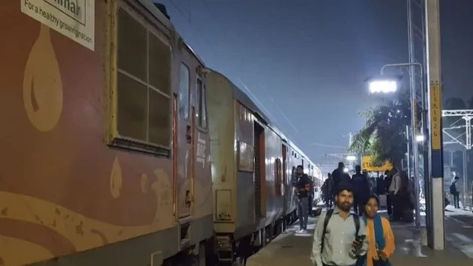 Etawah: OHE failure disrupts down railway track for an hour