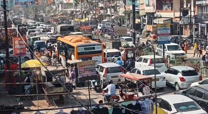 Kanpur Long traffic jam on the new Ganga bridge narrow road and haste of drivers proved costly