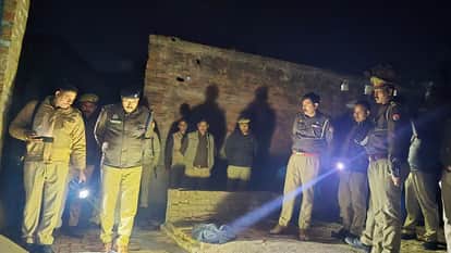 Etawah lover tried to pacify his girlfriend who had left in anger but when she refused he shot himself