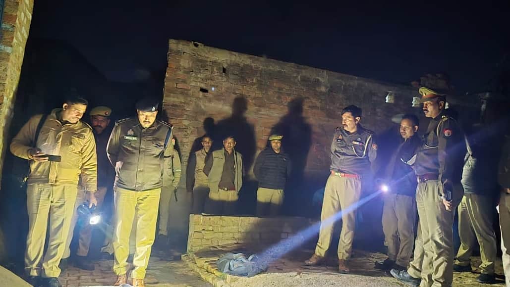 घटनास्थल पर जांच करती पुलिस