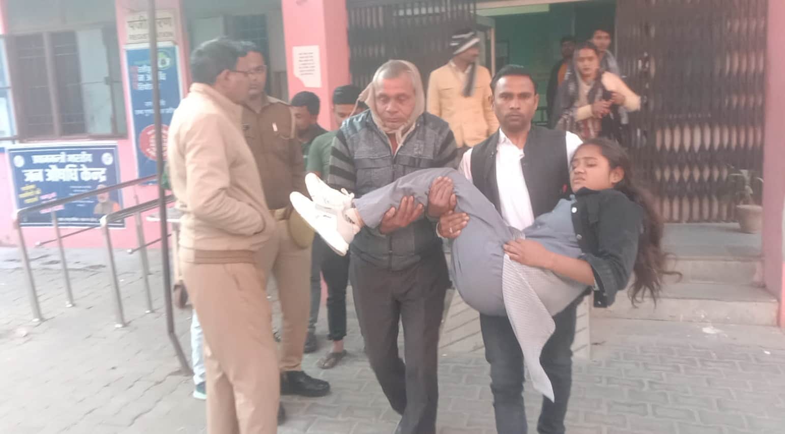 हादसे में घायल छात्रा को ले जाते परिजन