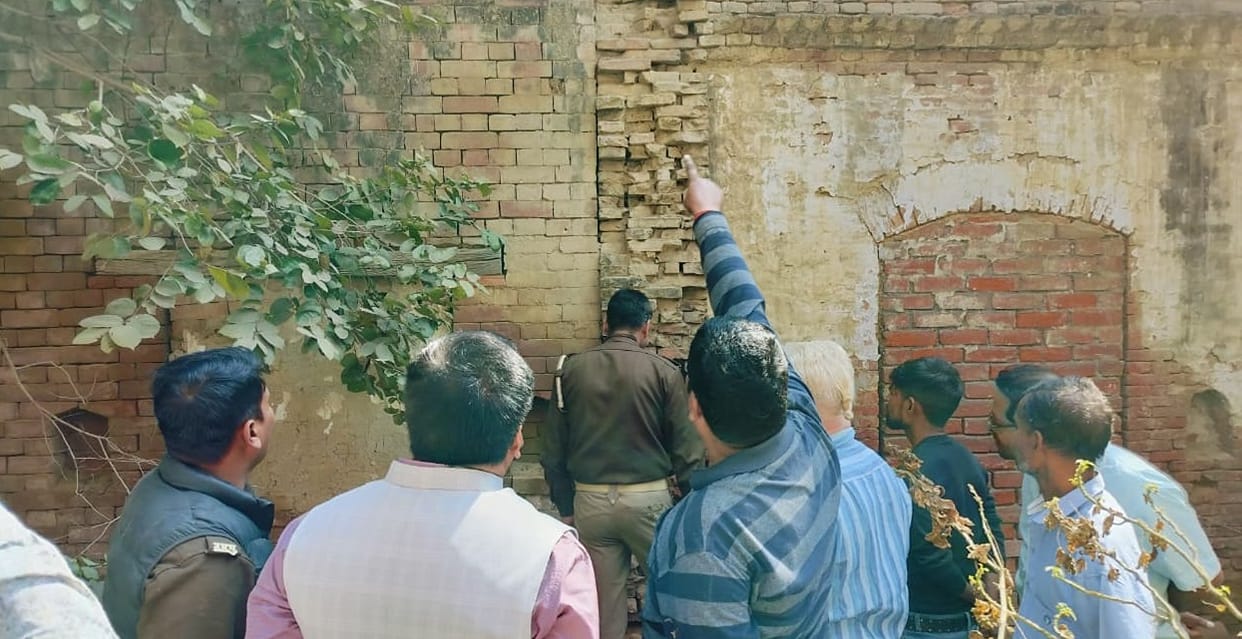 Kanpur 50 steps from the ACP office fearless thieves broke the walls of three shops and stole cash and goods
