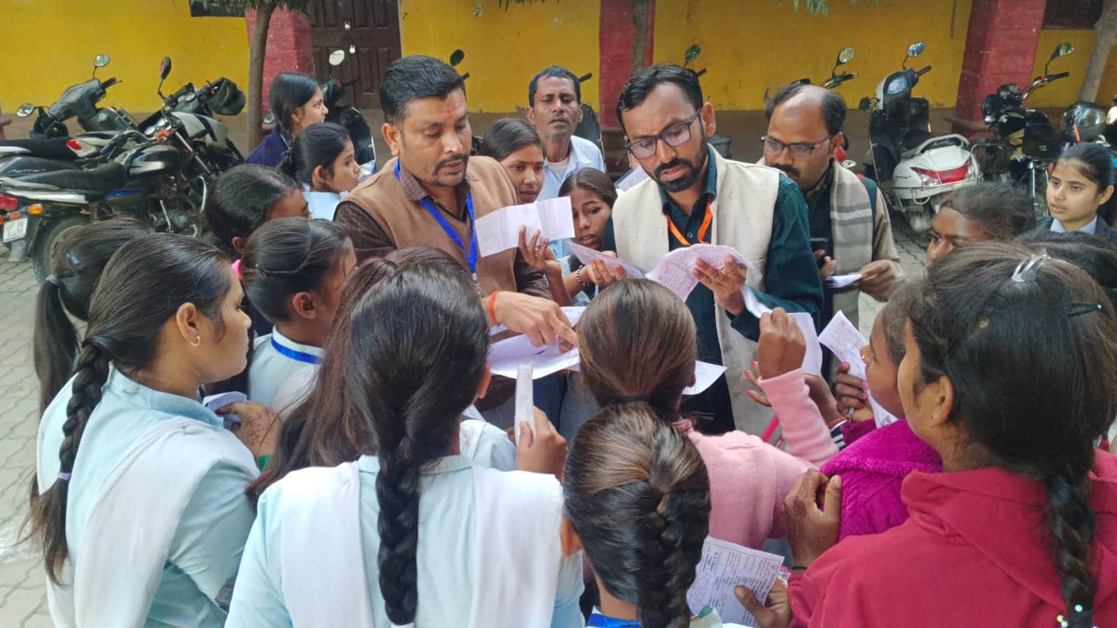 चित्रकूट के केंद्रों पर पहले दिन परीक्षार्थियों की भीड़