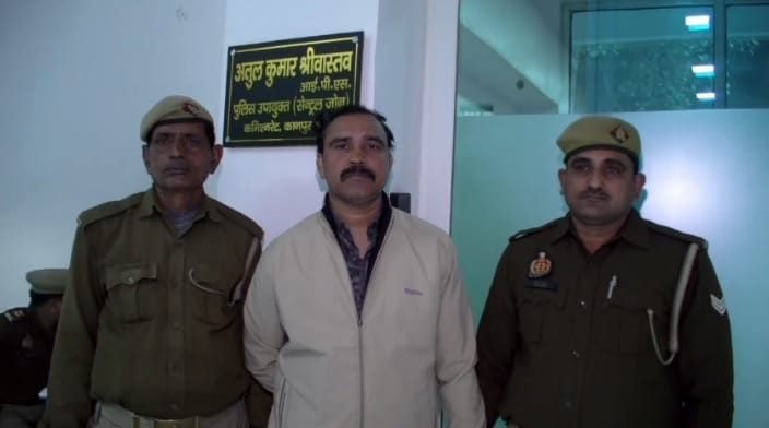 Fake inspector arrested in Kanpur He conducted fake exams and interviews in Lucknow CBI ID recovered