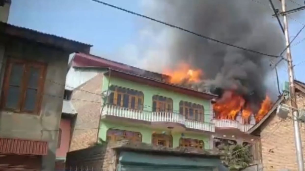 Fire broke out in two houses in Lalbazar, Srinagar, fire brigade brought it under control in time.
