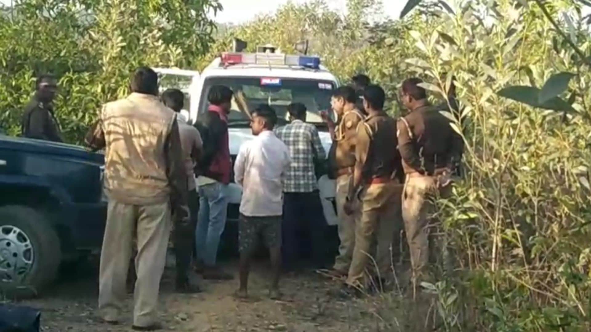 मौके पर छानबीन करती पुलिस