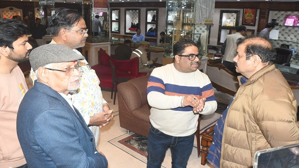 Meerut: Raghunandan Jewelers and Bhagwan Book Depot on the radar of Income Tax, where did Rs 1 crore come from