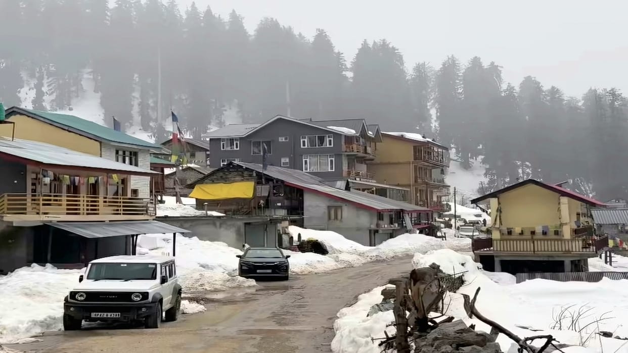 Himachal Weather Snowfall on Rohtang and other peaks with rain and snowfall expected today