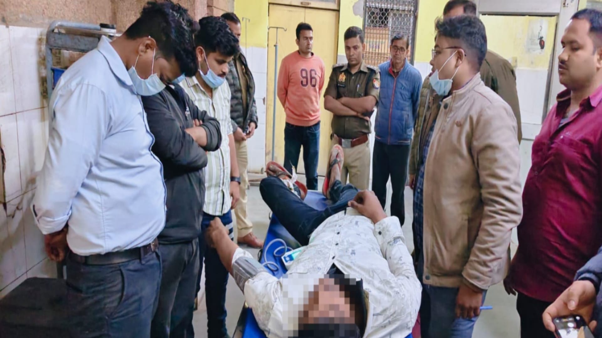 पुलिस मुठभेड़ में घायल 50 हजार का इनामी अतुल गौड उर्फ राजा।