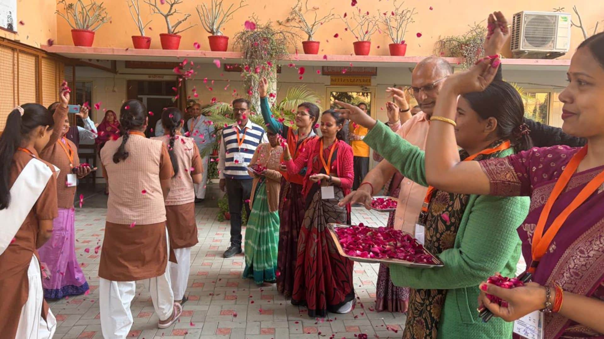 परीक्षार्थियों का स्वागत करते शिक्षक