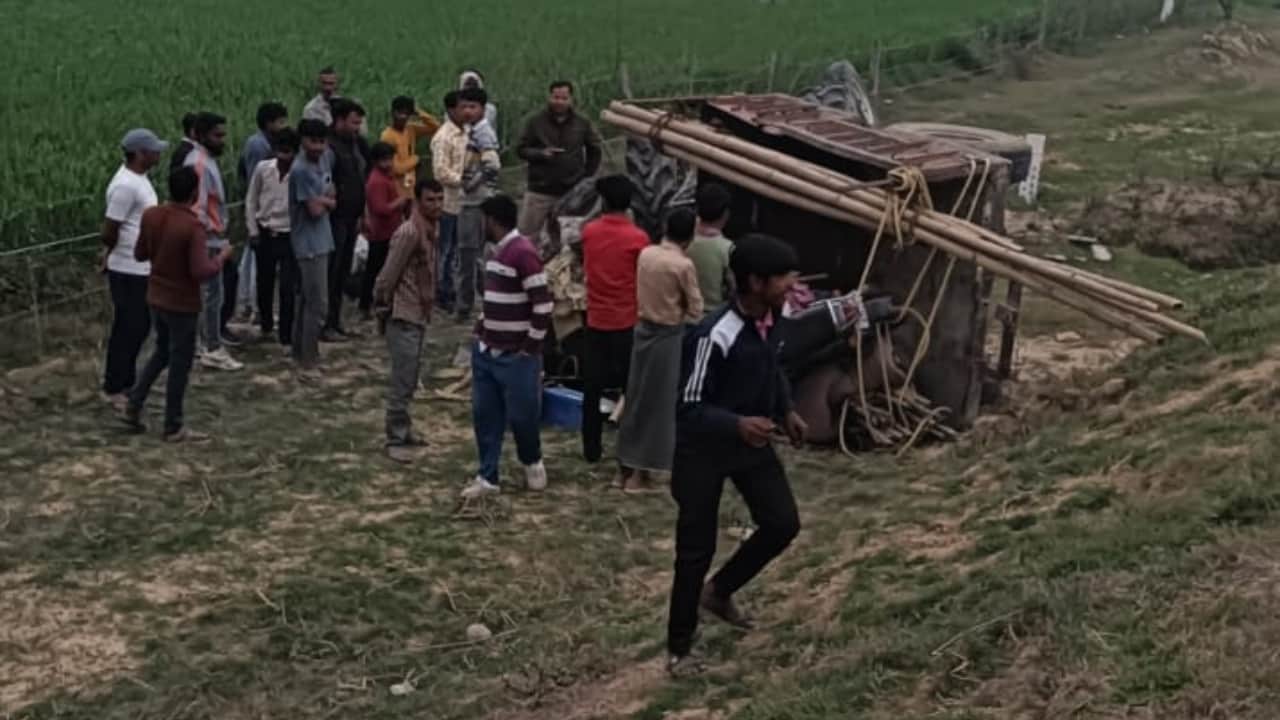 सर्विस रोड से नीचे पलटा ट्रैक्टर-ट्रॉली