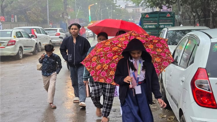 Weather: बूंदाबांदी से बदला दिल्ली-NCR का मौसम, 10 डिग्री तक गिरा पारा; अगले दो घंटे में फिर बारिश के आसार