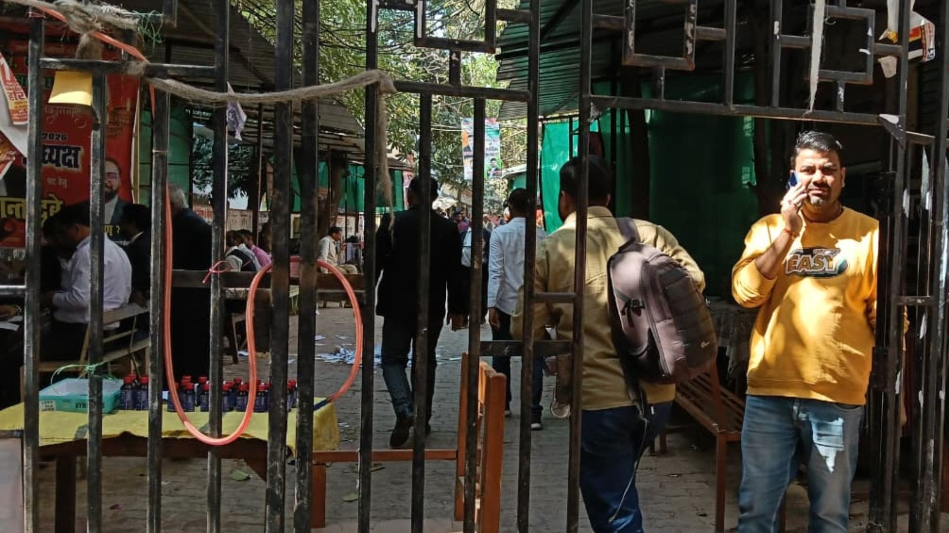 वाराणसी कचहरी परिसर में माैजूद भीड़।