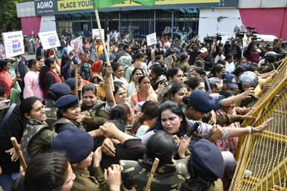 MP News: Women's Congress protests against the budget, protests against inflation by placing a scooter and cyl