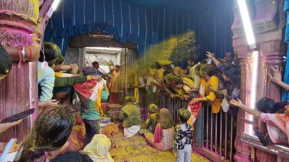 Devotees played Holi with Thakurji at Shri Radhavallabh Temple in Vrindavan