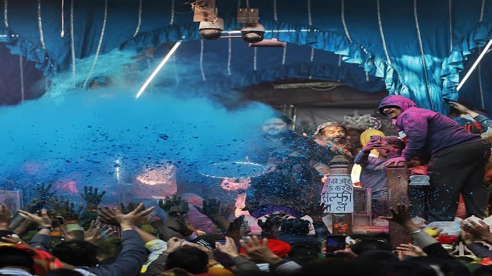 Devotees played Holi with Thakurji at Shri Radhavallabh Temple in Vrindavan