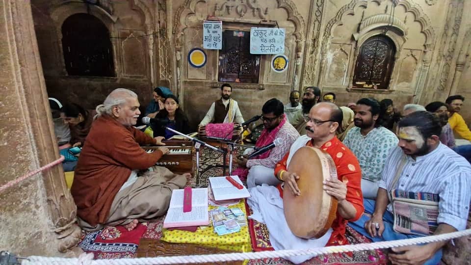 Devotees played Holi with Thakurji at Shri Radhavallabh Temple in Vrindavan