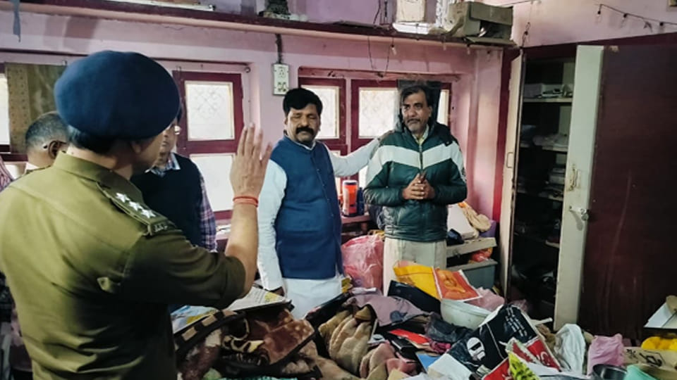 Kanpur: 30 lakh rupees stolen 100 meters from Badshahi Naka police station, police investigating