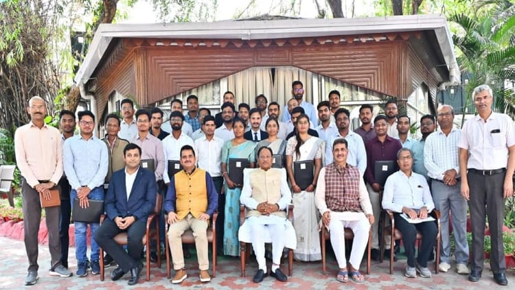 CG News: सीएम साय ने नवचयनित खनि निरीक्षकों को सौंपा नियुक्ति पत्र, ड्यूटी करने को लेकर दिया ये मंत्र