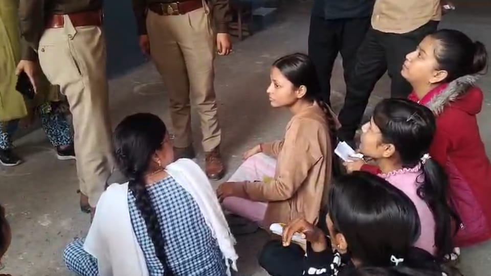 Kanpur: Hindi papers for science and arts students changed, causing uproar at the center