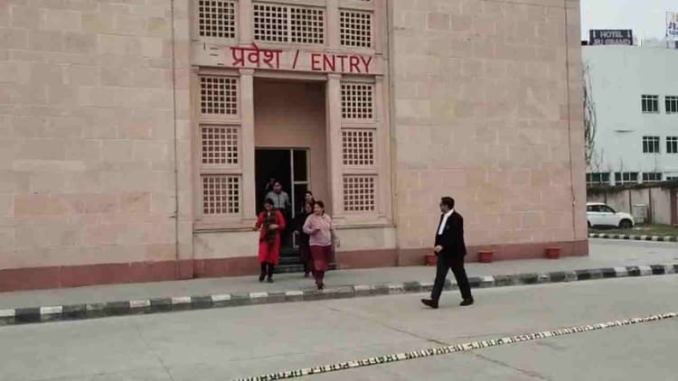 Dehradun: दून जिला न्यायालय को फिर बम से उड़ाने की धमकी, कोर्ट परिसर खाली कराया, बम निरोधक दस्ता टीम पहुंची