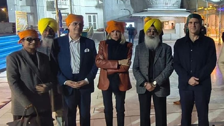 Delhi: फ्रांस के राष्ट्रपति ने गुरुद्वारा बंगला साहिब में मत्था टेका, गुरु साहिब का प्राप्त किया आशीर्वाद