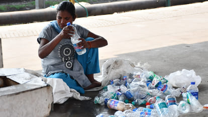 One and a half lakh bottles of water have already been sold in the market in Gorakhpur. Be careful when buying
