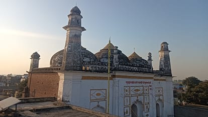 Minarets are the same, but the decorum is new: The building registered as a mosque is now a gurdwara