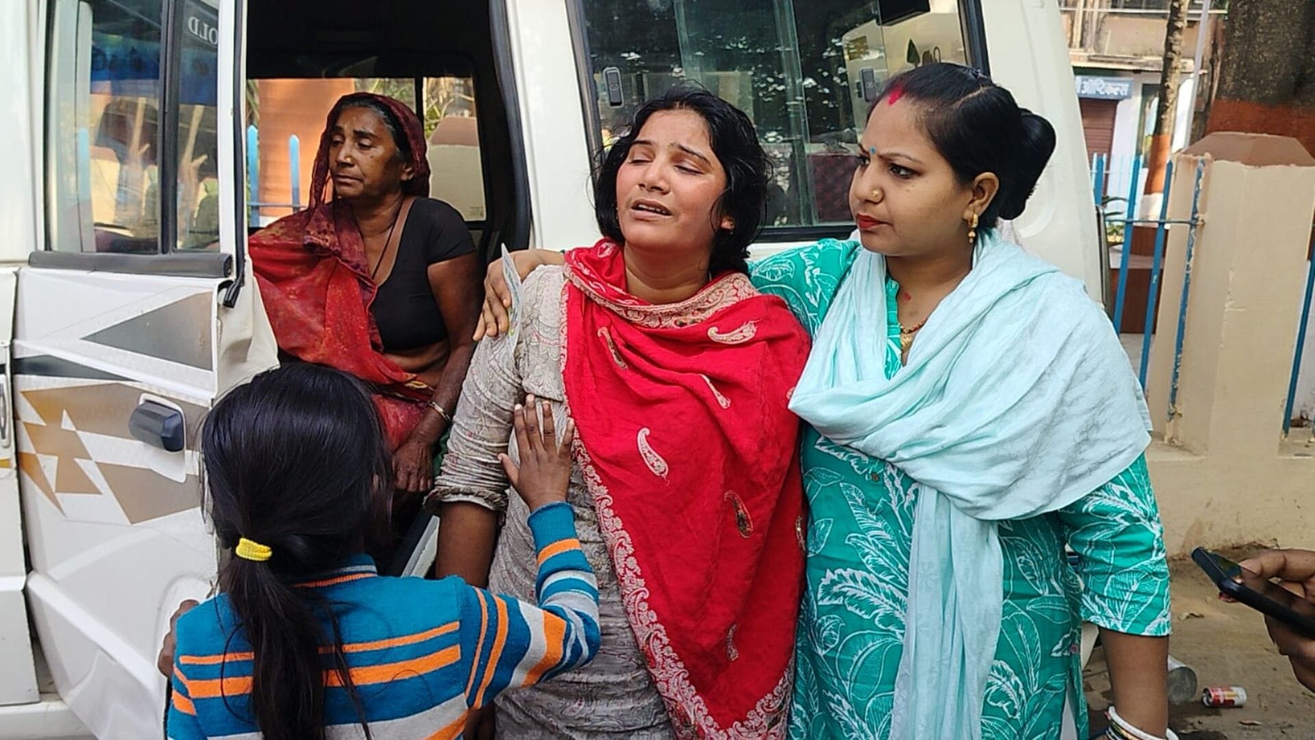 घटना के बाद रोते-बिलखते परिजन