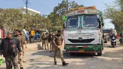Bike rider crushed by speeding truck in Agra