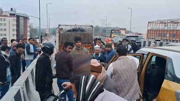 Haridwar: मोतीचूर फ्लाईओवर पर सड़क हादसा, पिकअप से टकराए बाइक सवार की मौत, दूसरा गंभीर घायल